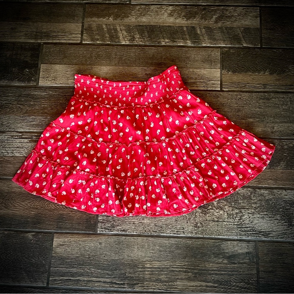 American Eagle tiered gauze like skirt beige flowers on a red background L